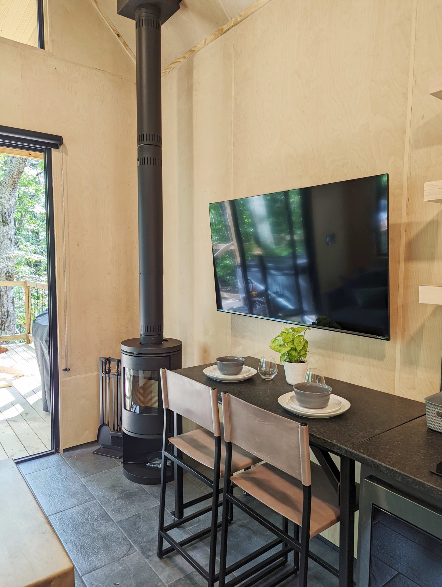 Treehouse Getaway w/ Hot Tub & Firepit Treehouses for Rent in