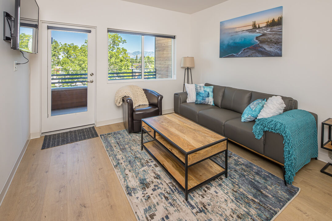 Modern Downtown Condo w/Balcony, Parking & A/C in Bozeman, Bozeman