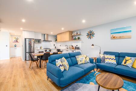 New, family friendly warm  unit, mountain view