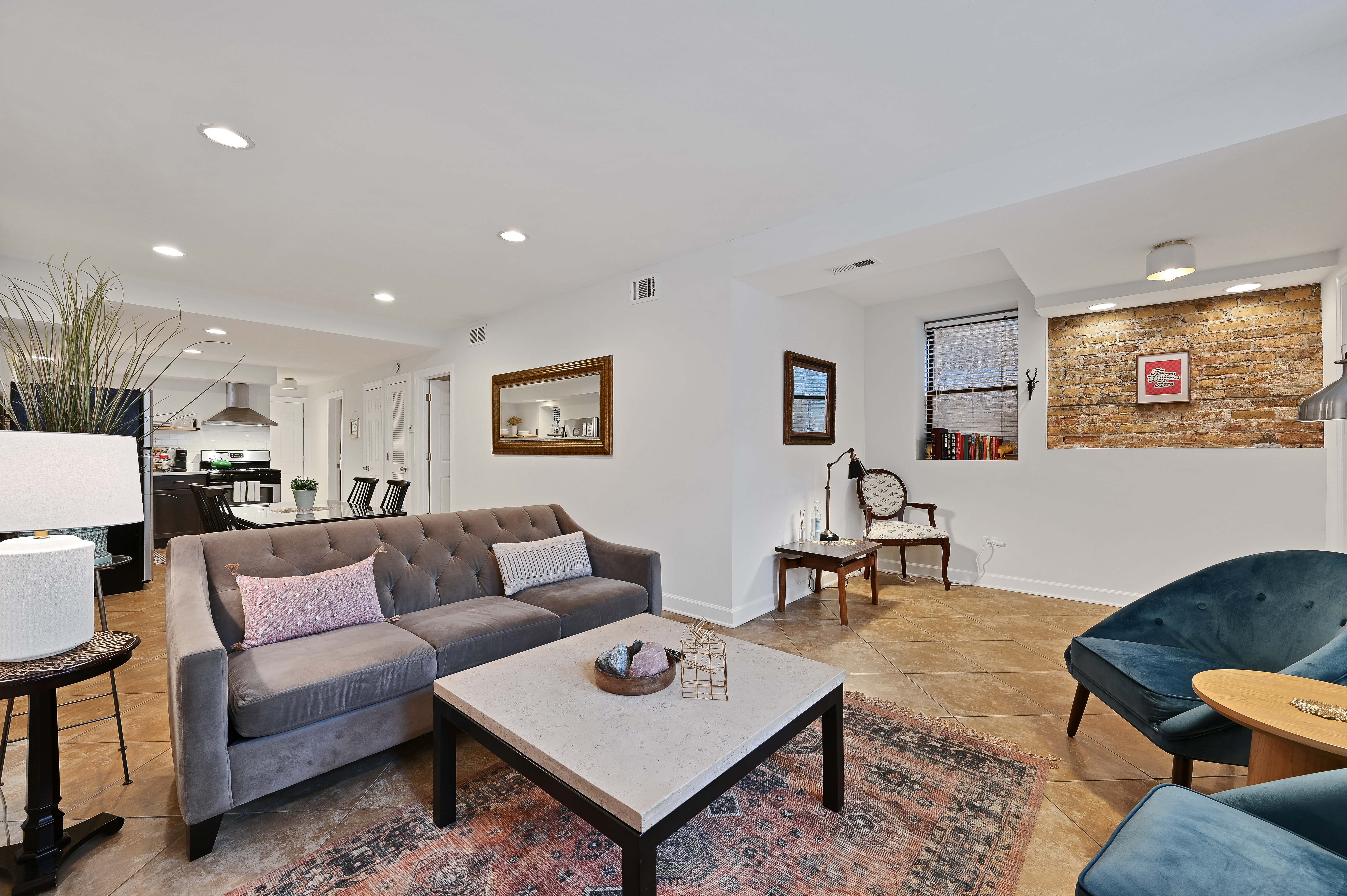 Lively Wicker Park 2br, Steps to Damen Blue Line in West Town, Chicago