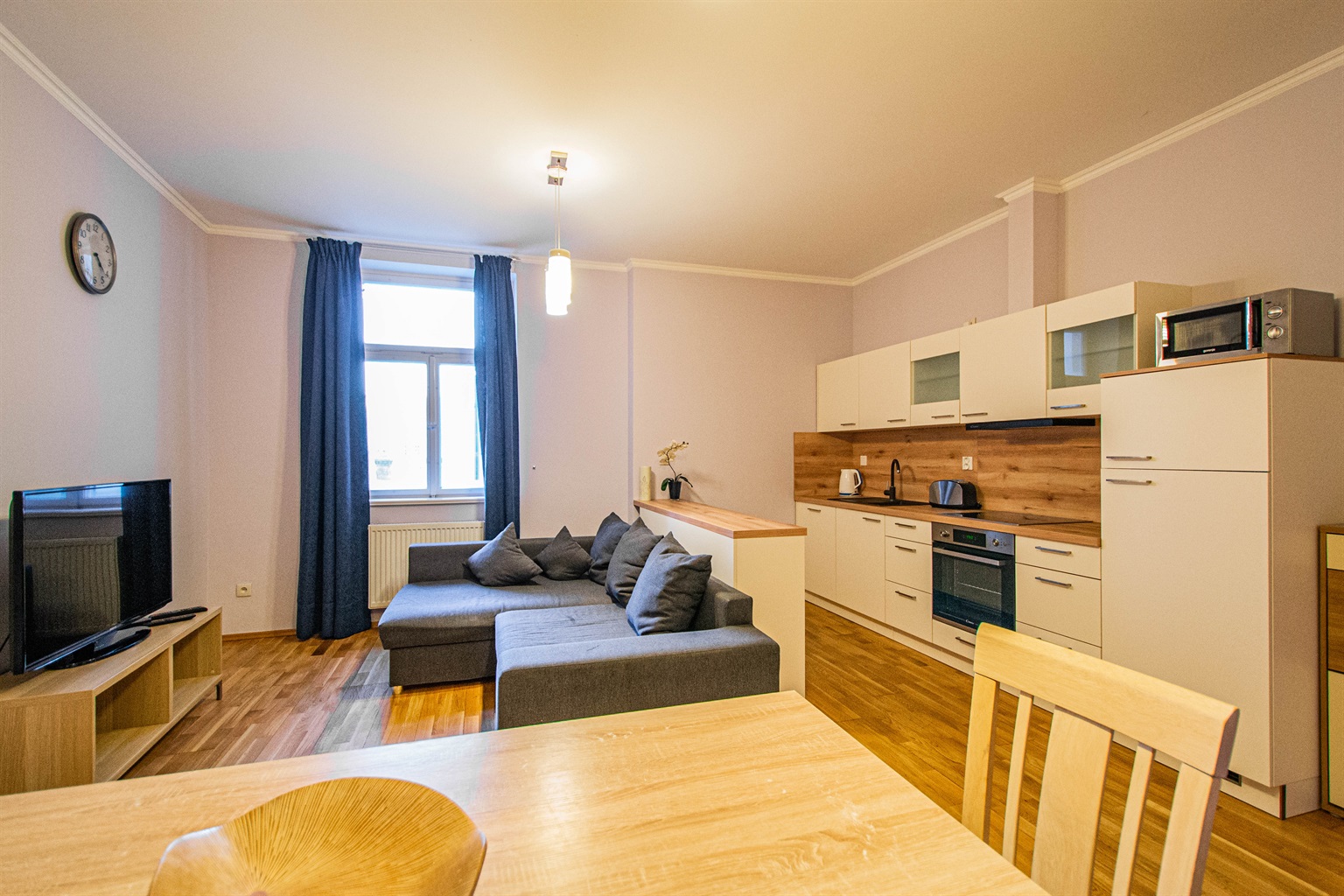 Spring 2BDR apartment by Ruterra