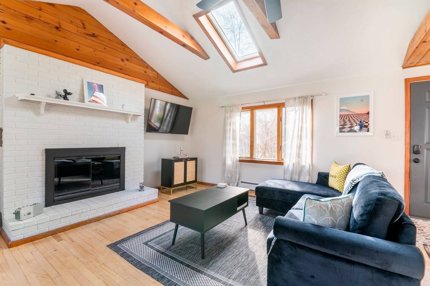 15% off, private pond, fireplace, 4-min to village