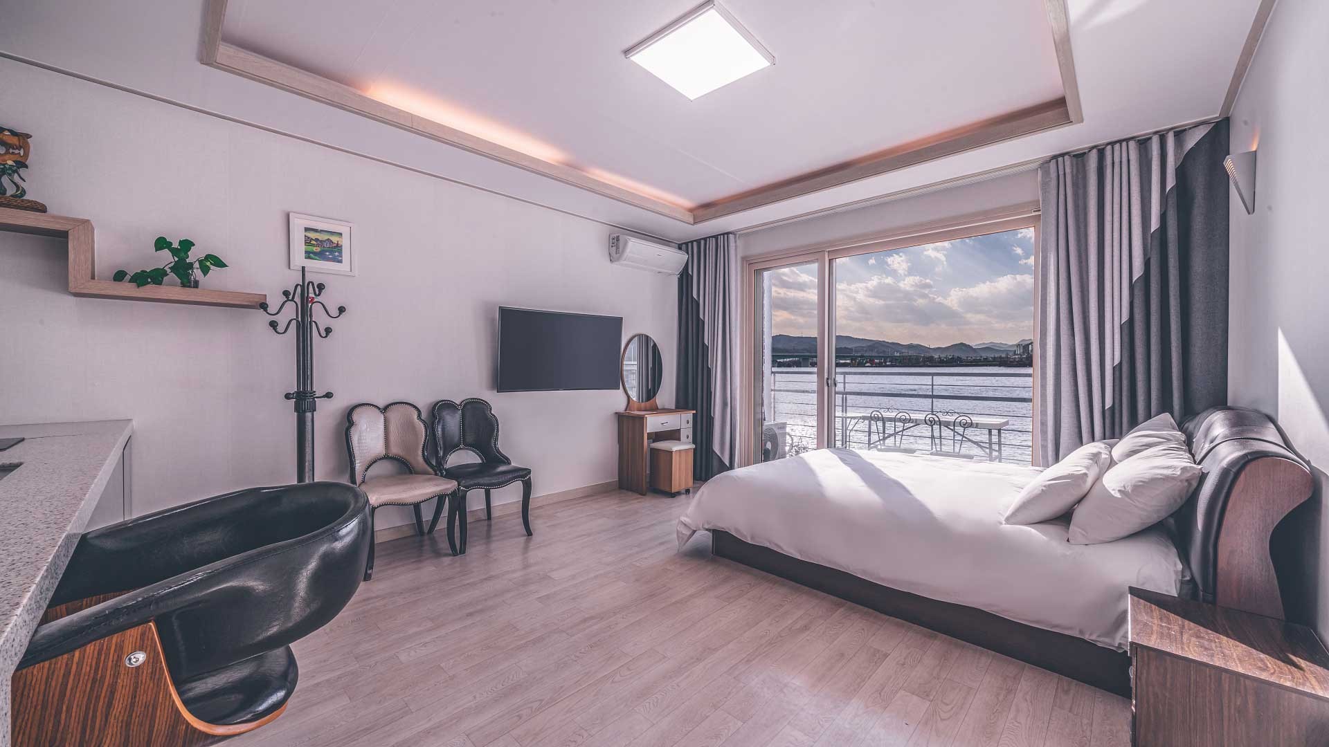 A great place to stay with a view between Nami Island and Zara Island! [Riverview] Lavender