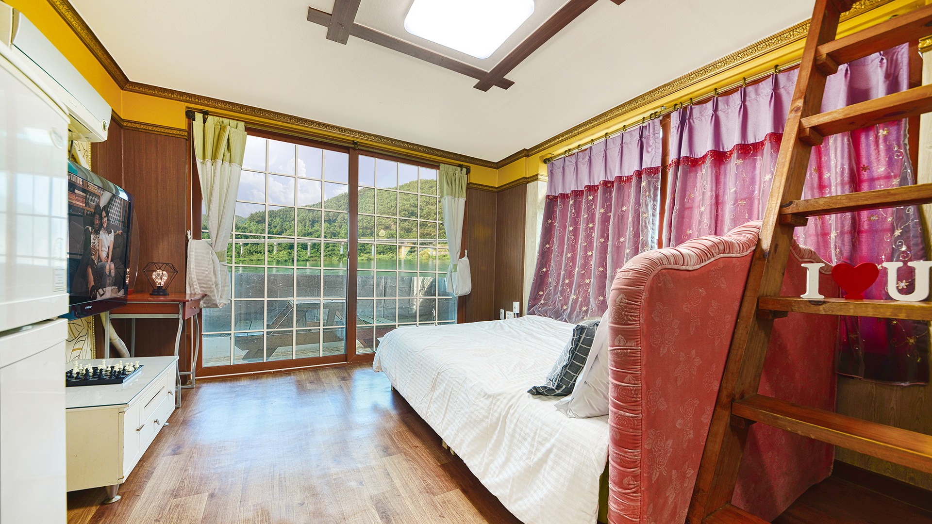 Where there are four seasons to enjoy, Room 401 Charmant with a view of the Bukhan River