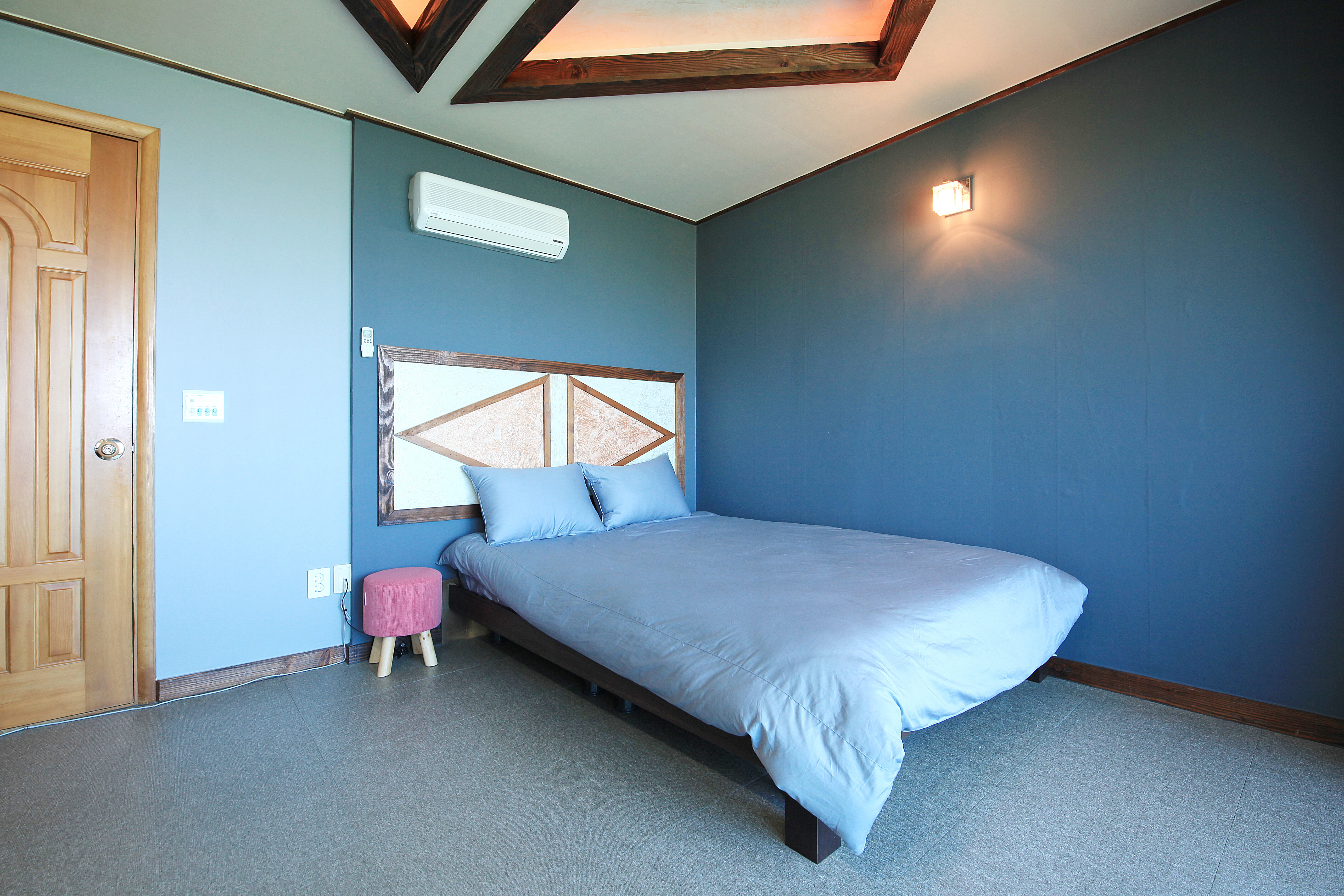 304 beds with a calm blue-tone interior