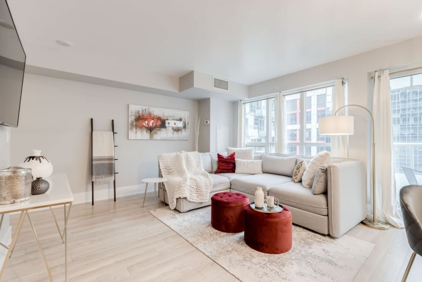 Stunning 1BR and Den Sleeps 6 Steps From CN Tower