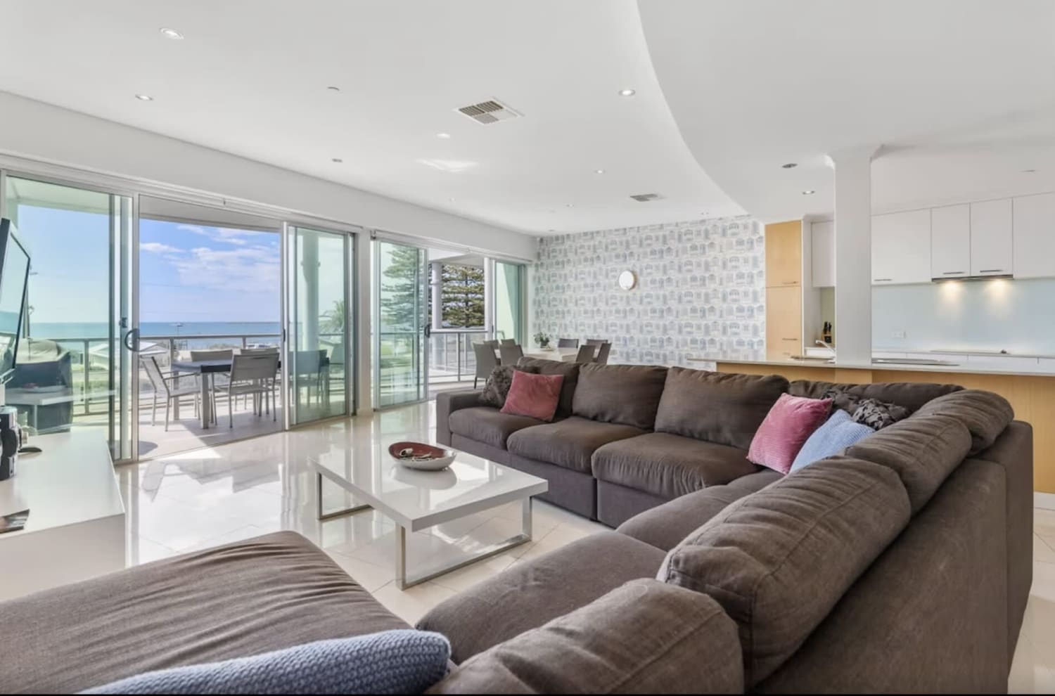 Gallery Apartment-views, tennis court and pool