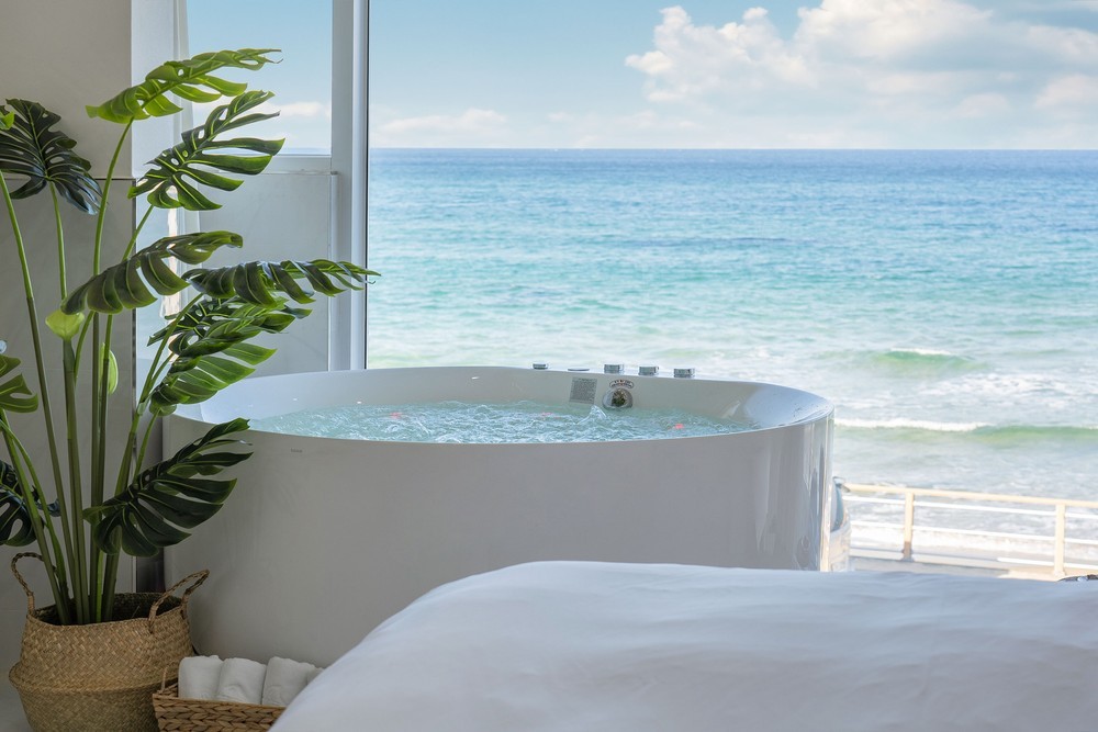 Jumunjin Sea is in front of you! Room 203 with a neat interior (Ocean View)
