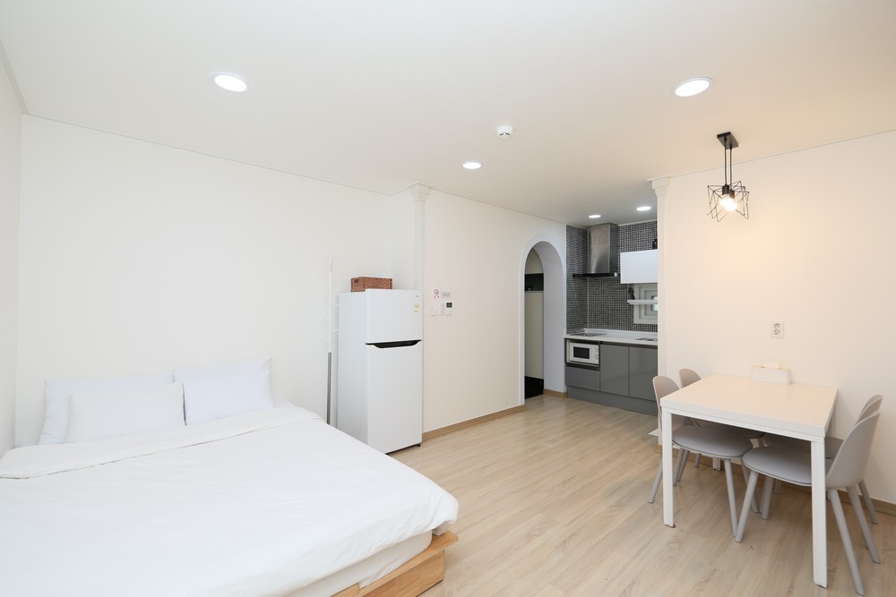 Room 202 of a neat accommodation close to Daecheon Beach (bed)
