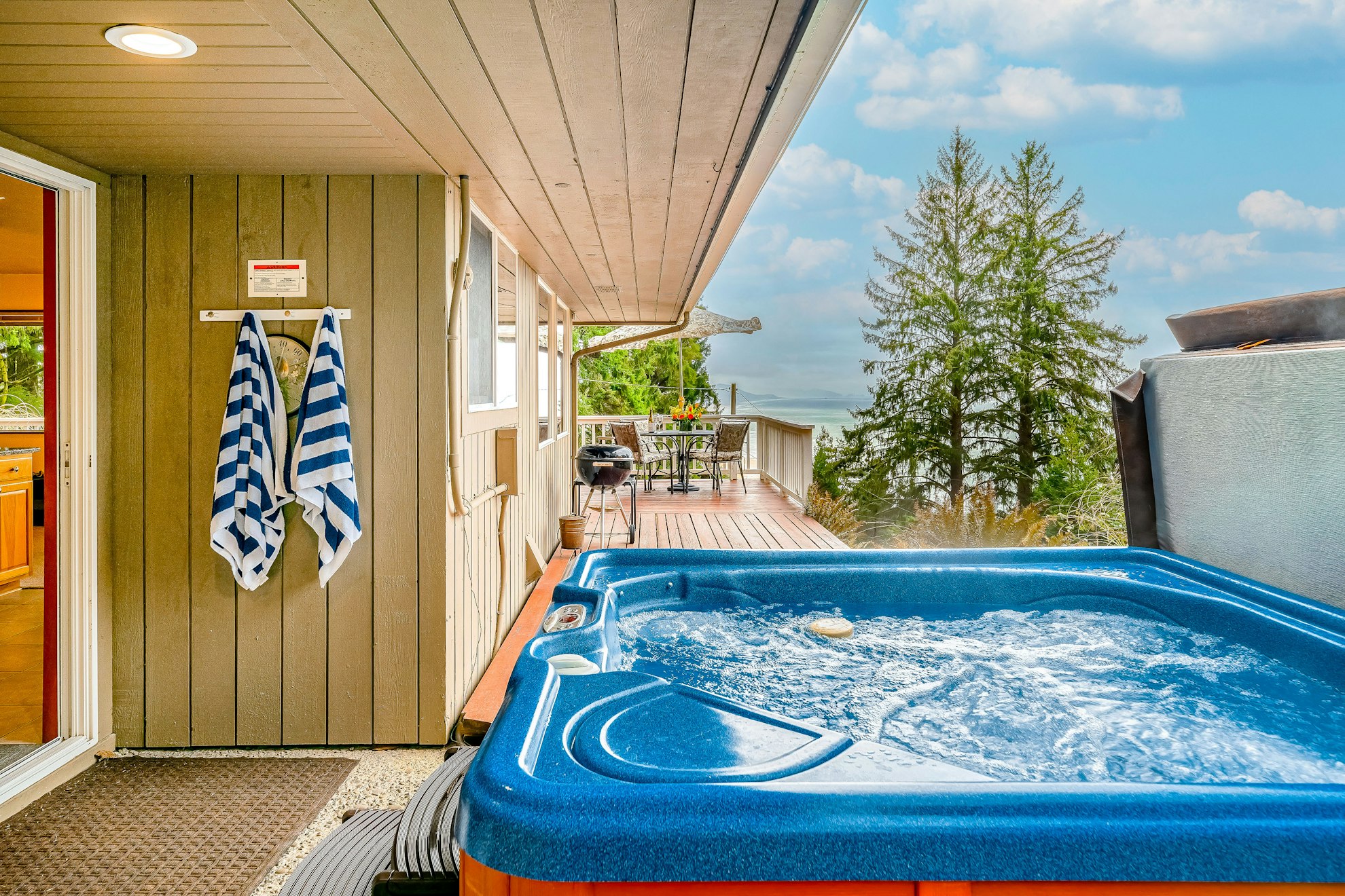 Inviting home with spectacular view, hot tub