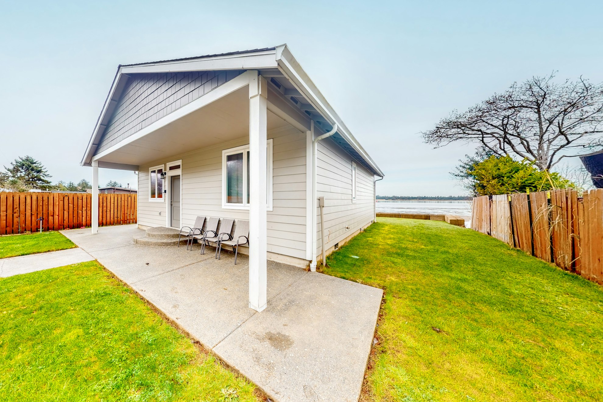 New bayfront 2BR with marvelous sunset views
