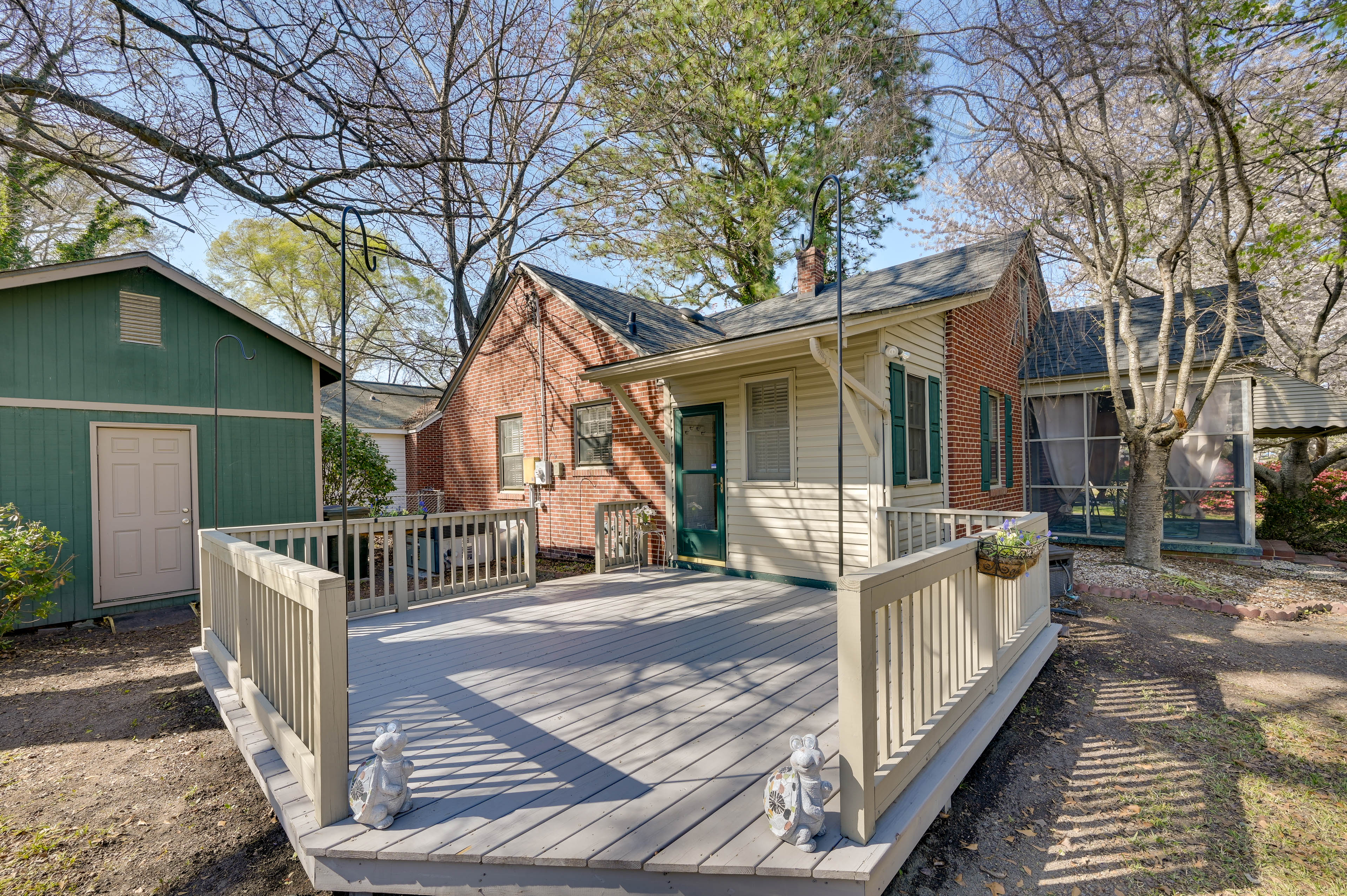 Quaint Goldsboro Home w/ Screened-In Porch!
