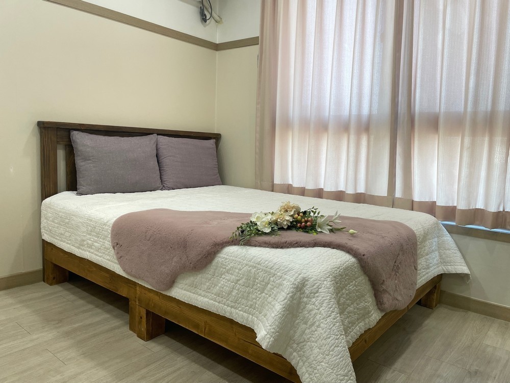 Clean and stylish home standard bed close to the sea