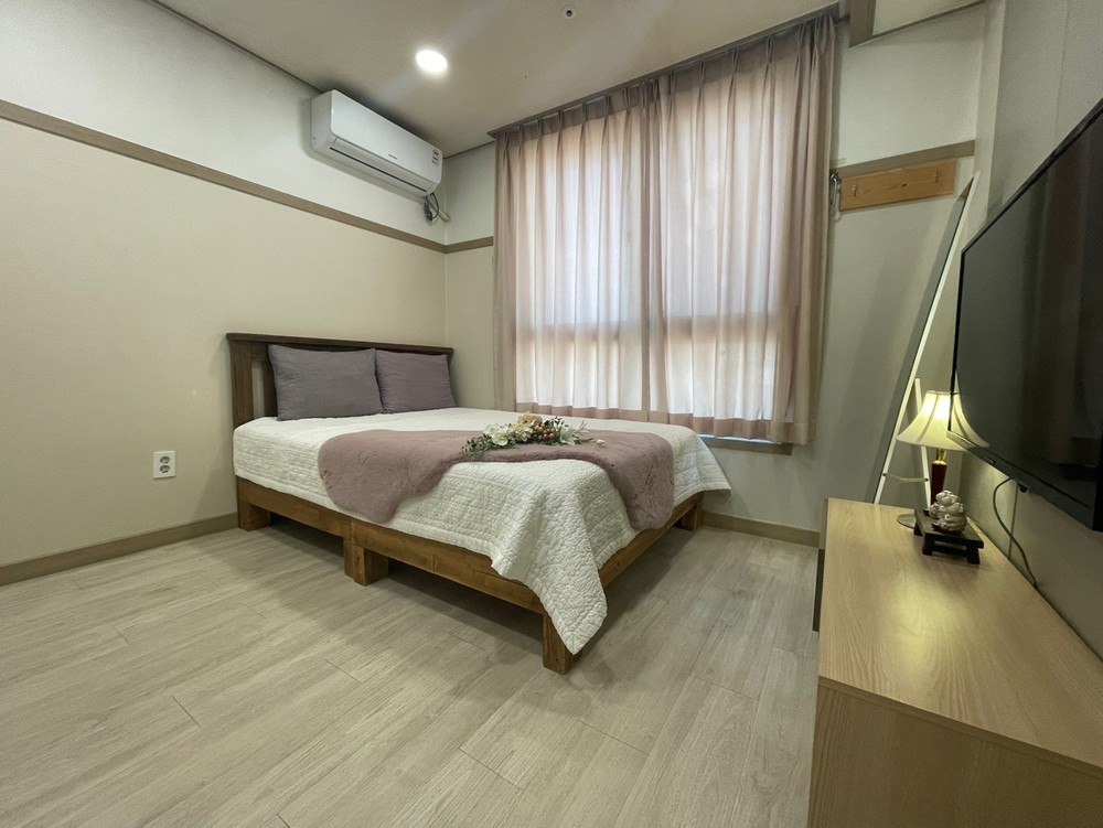 Clean and stylish standard bed (2) close to the sea