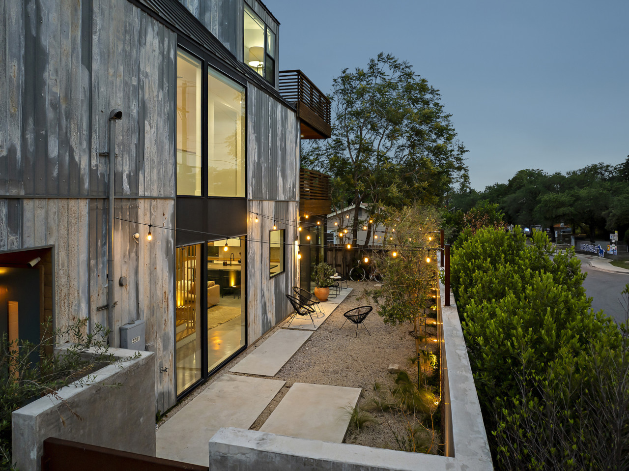 Rooftop Deck, DT City Views, Modern Eastside Oasis in 78702, Austin