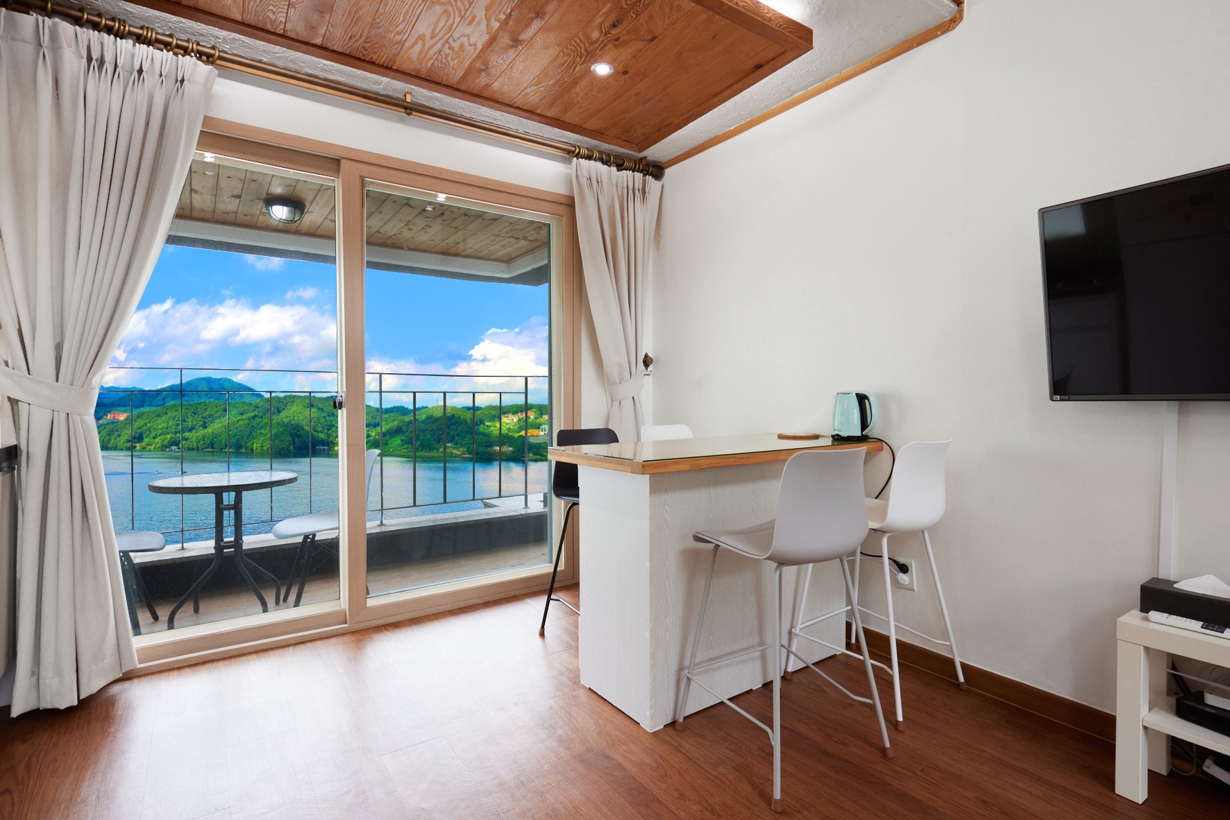 How about a hot spa after having a barbecue in the accommodation where you can relax in Gapyeong