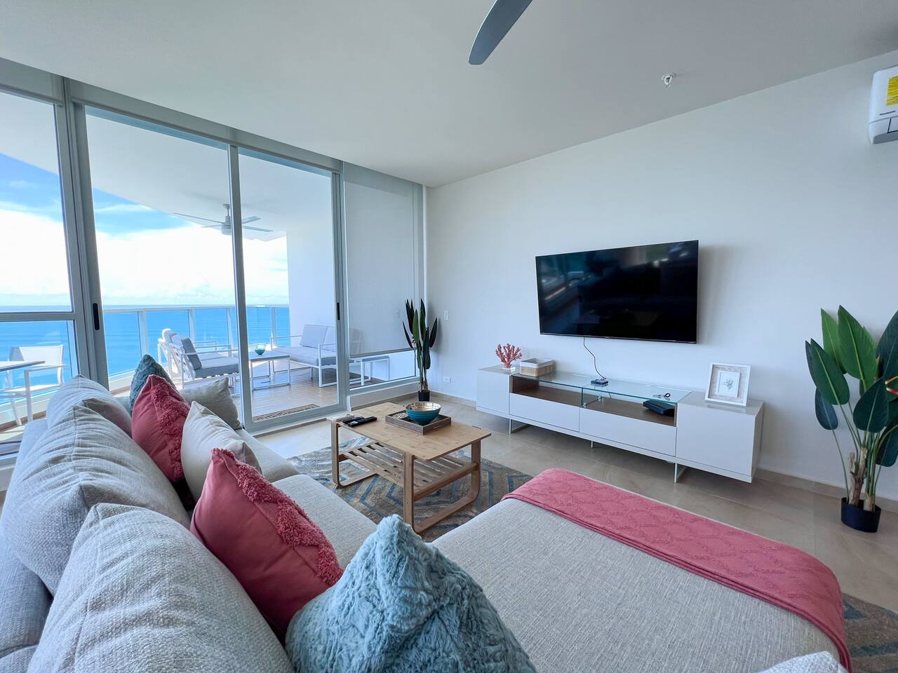 Stylish & Beachfront in Gorgona