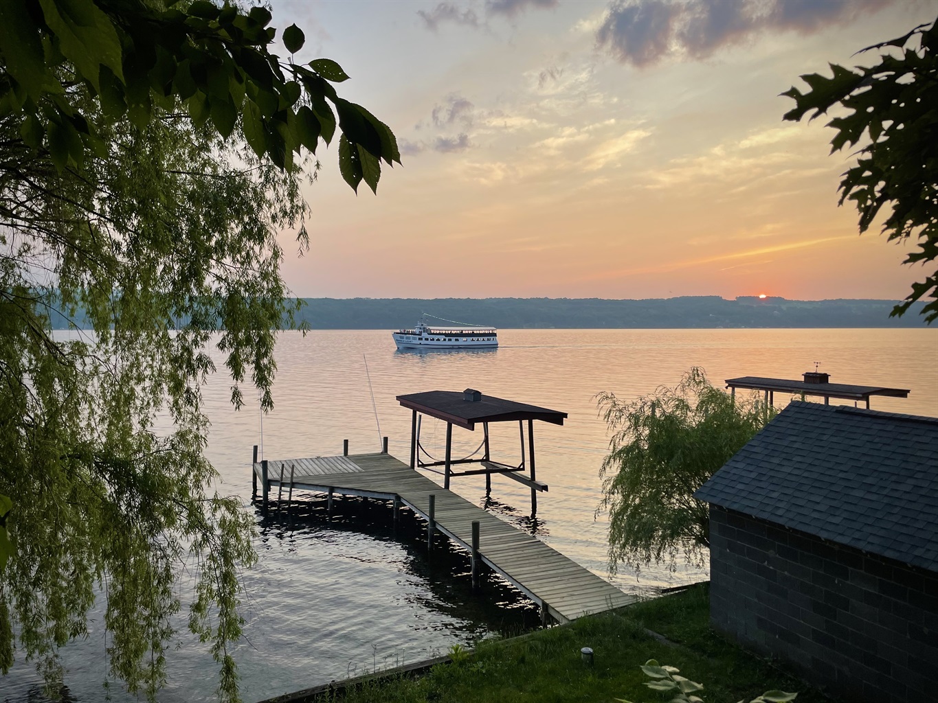 Waterfront Cottage with Hot Tub on Seneca Lake FLX
