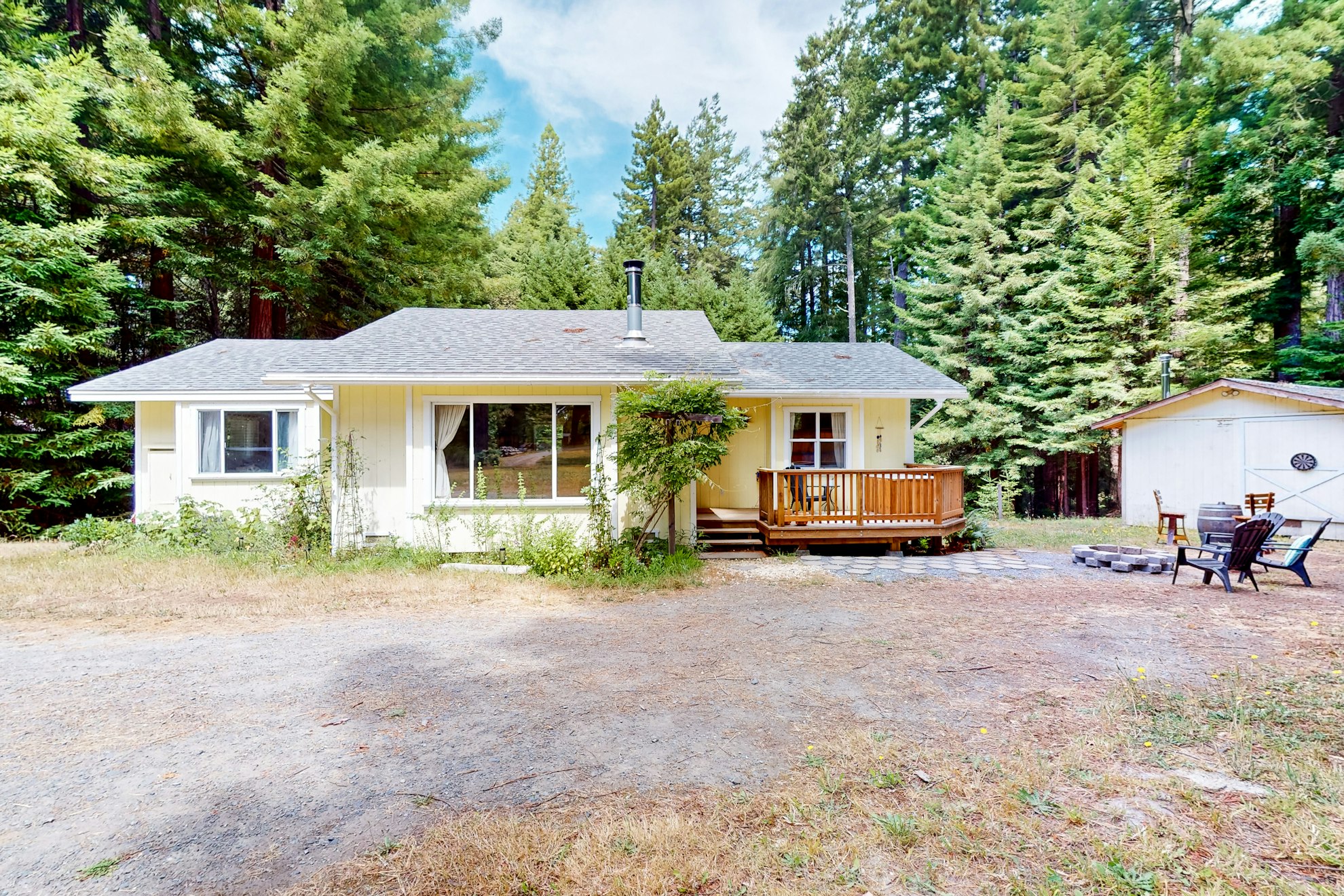Peaceful, dog-friendly 2BR with beautiful garden