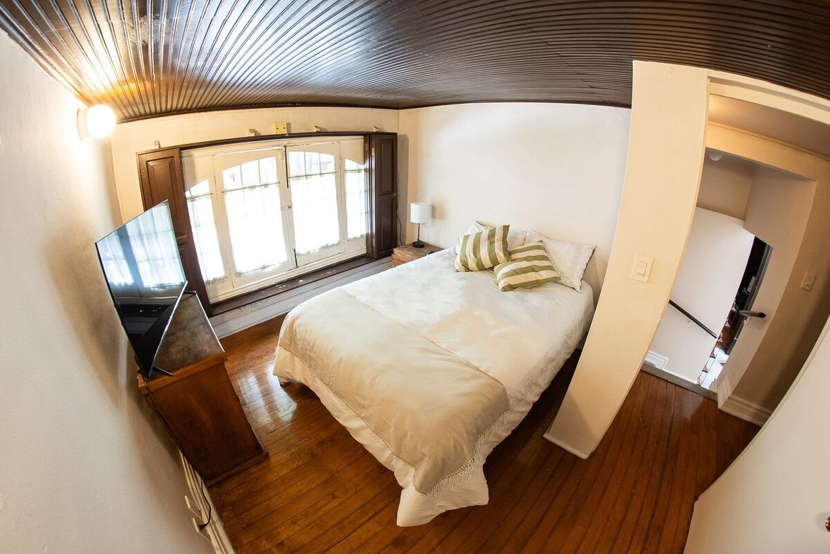 Boari, 1 room, sleeps 2, one queen bed