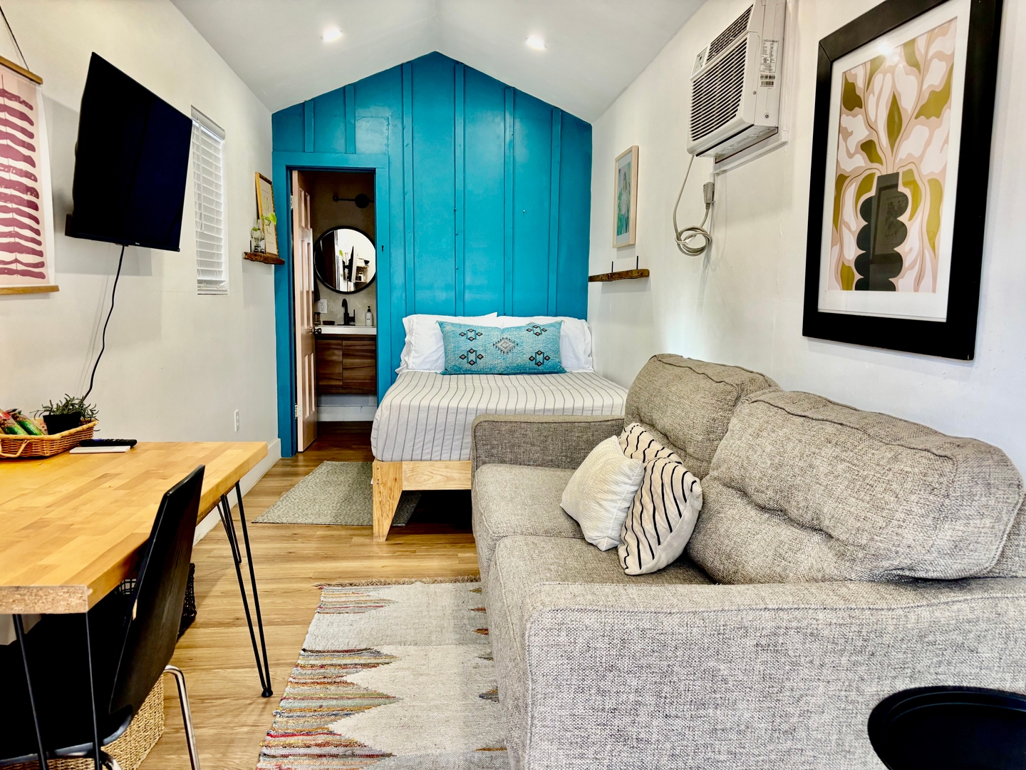 The Salon | Tiny with Style Vibes | Walkable Area in 78702, Austin