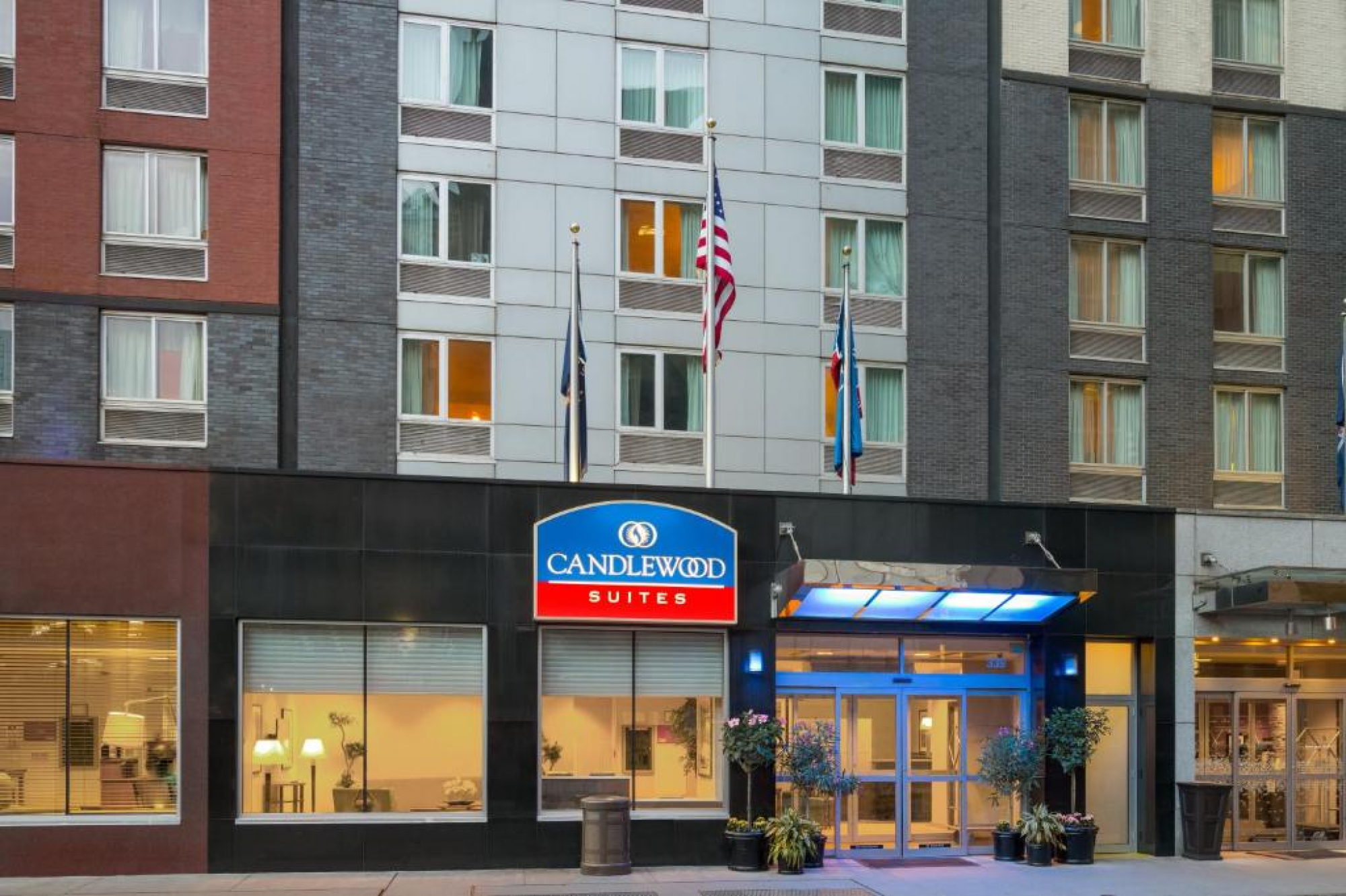 Steps to Times Square | Full Kitchen. Pet-Friendly